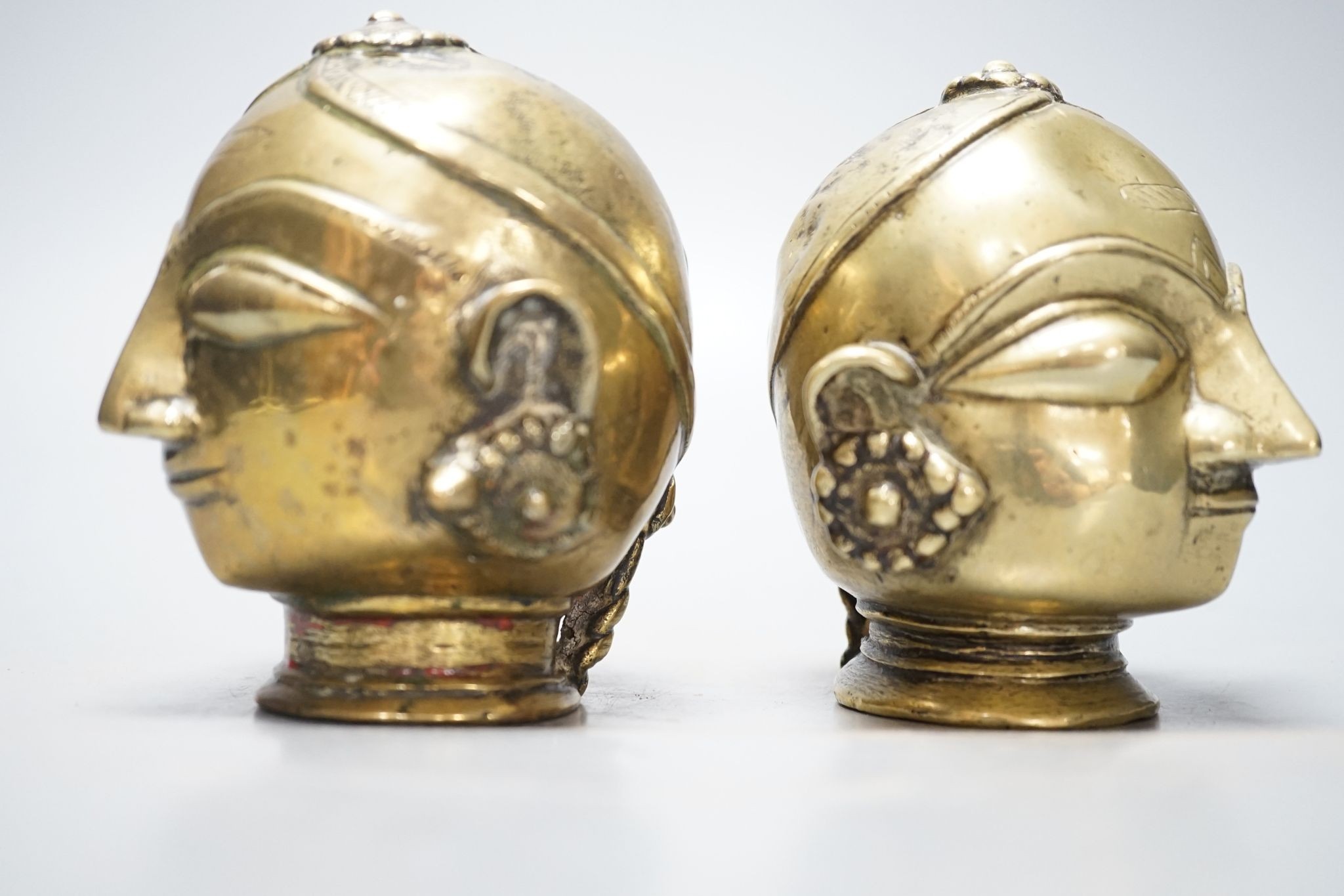 A pair of Indian bronze heads 11cm